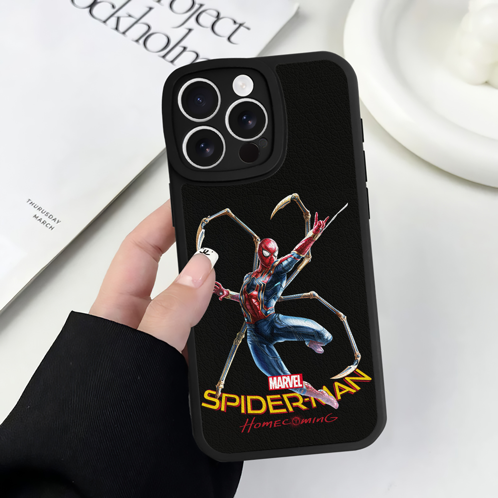 （画像用） Spider Man スパイダーマン 【iPhone 16シリーズ対応】シリコンスマホケース（レザー調） 材質：シリコン